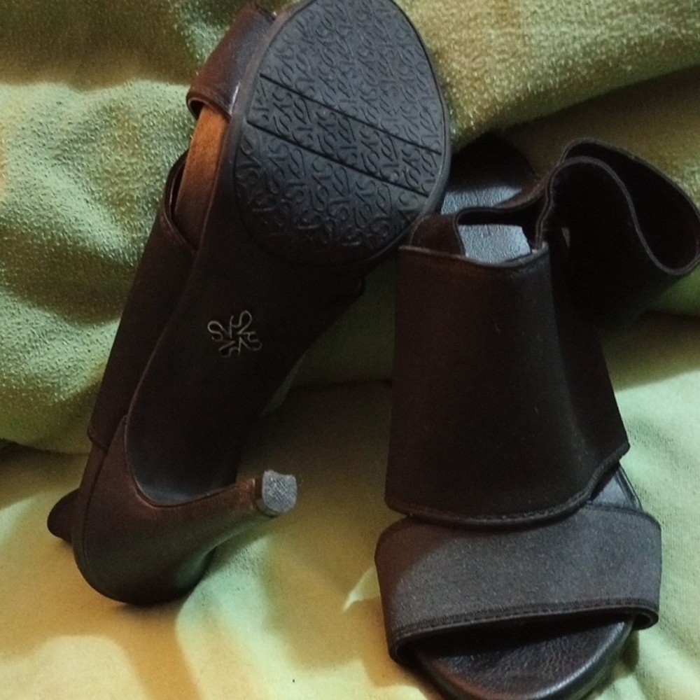 Simply Vera Vera Wang Black Heels with Minimalist Design